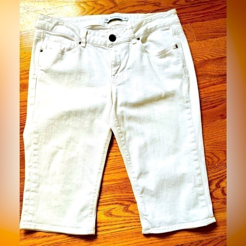 Zara Mid Rise Capris White Denim Jeans with clear Crystals within back pockets​